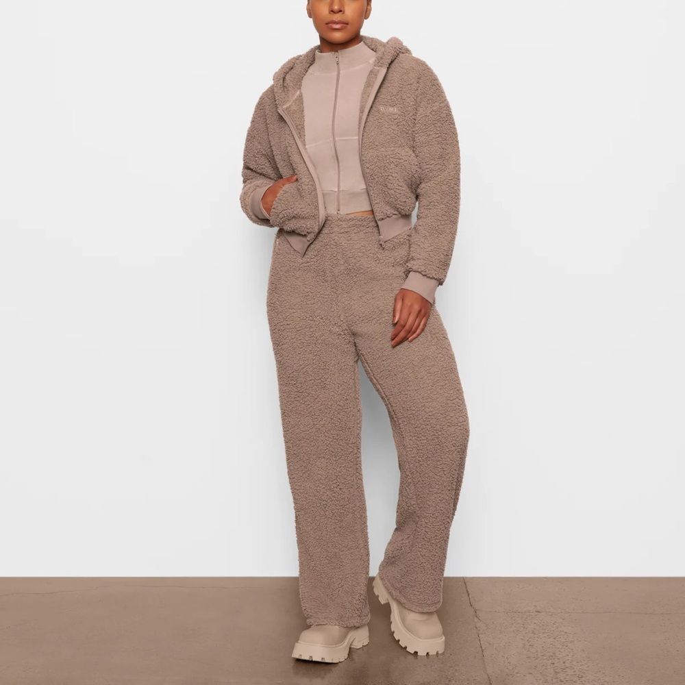 NWT SKIMS desert tan teddy fuzzy high rise straight leg track pants medium
